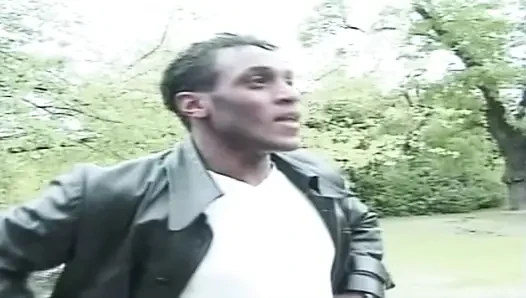 Büyük Omar'ın İngiliz maceraları: büyük memeli (2001)
