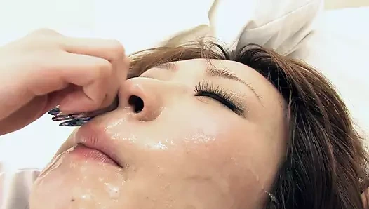 Japon seksi kız büyük bir yarak onu yeni bir yarağı yırtandan zevkle inliyor