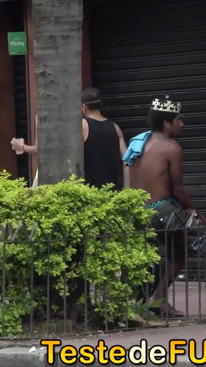 Iconic moment from "Peguei mulher casada no carnaval de rua e levei pro AP"