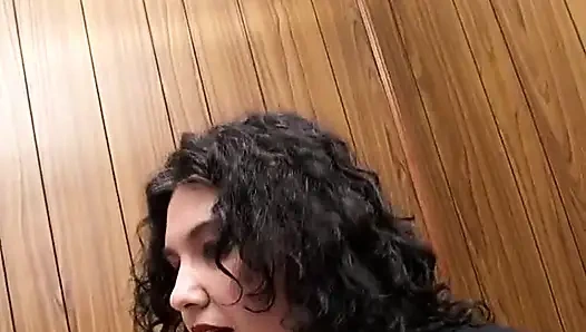 İç çamaşırlı şişman İtalyan kadın tek başına seks yapıyor