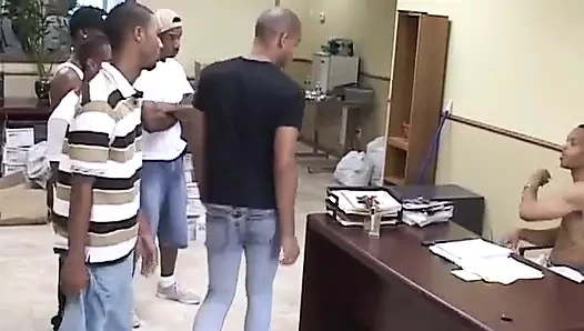 Sürtük zenci sert anal sikişten sonra boşalıyor