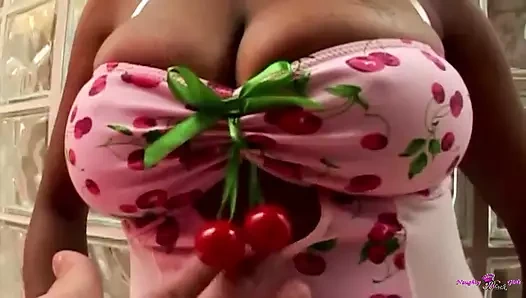 Beyaz bir adama göğüslerini verdikten sonra onu ve arkadaşını sikiyor