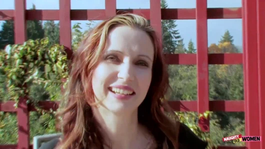 Evli evli kadın restoranda iki adam tarafından yakalandı ve kamerada emiyor ve sikişiyor