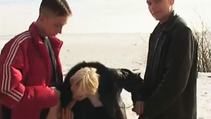 Moden Kvinde & 2 Unge Fyre - 5 (Danish Title)