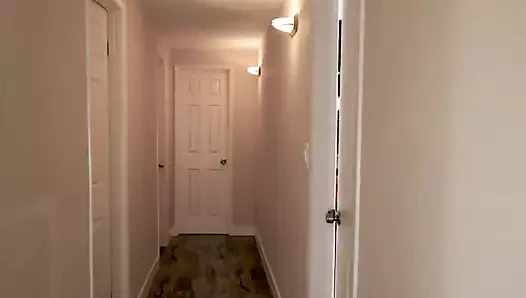 Yakın çekim seksi üvey kız gags üzerinde benim şişman horoz adım kardeş m