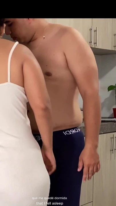 Güzel Bir Amatör Çift Mutfağı Paylaşır Ve Lezzetli Sabah Seks Yapar