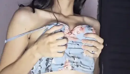 Brezilyalı tatlı alice lima orgazm olana kadar ıslak amını parmaklıyor