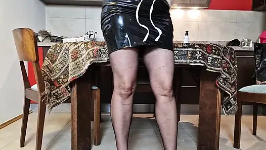 Kuzgun naylon çoraplı mutfakta kendini sikiyor: Siyah gerçek dikişli naylon çoraplar, açık ve ereksiyon halindeki meme uçları