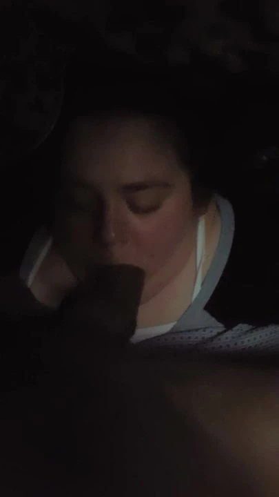 Beyaz bir bbw smut üzerinde bir fındık yakalamak