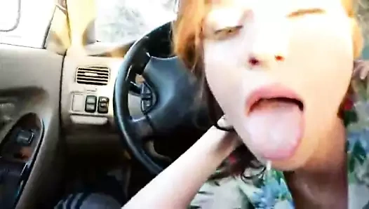 Renkli gömlekli kız arabada darbeler ve boşalmak yalıyor