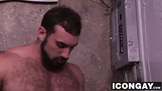 Musuclar DILF Jaxton Wheeler piercing this hunks asshole