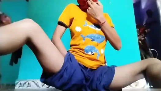 Hintli güzel kız evde parmaklıyor