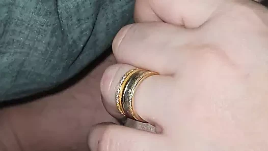 Üvey oğul yatakta yarağını elle muamele etmeme izin ver