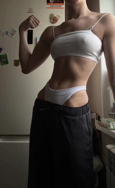 Богиня с идеальным телом показывает мышцы