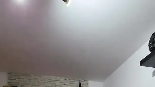 Orta yaşlı seksi kadın amcığını parmaklıyor ve fışkırtarak orgazm oluyor