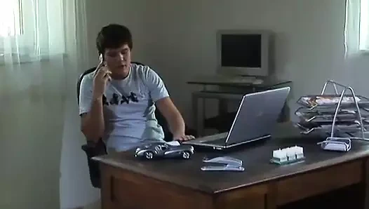 Ronie Wilson, Chad Driver'a ev odası veriyor ve kira ödemesi olarak götünü alıyor