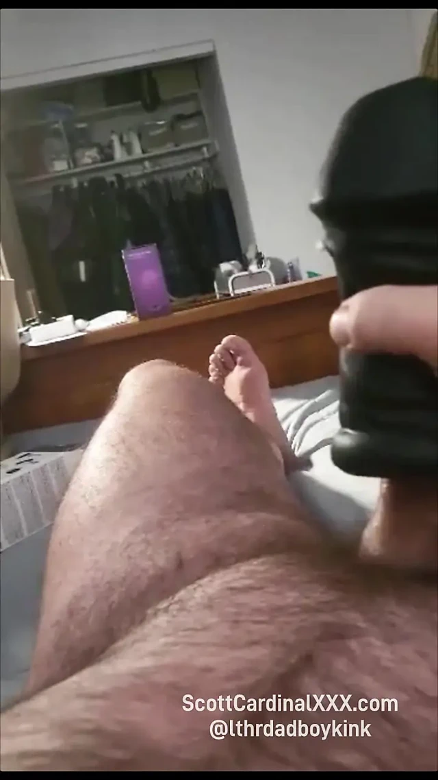 Baba Scott Cardinal yeni bir oyuncak deniyor