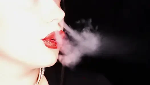 4k siyah arka plana kırmızı ruj sürüyor ve sigara içen nargile