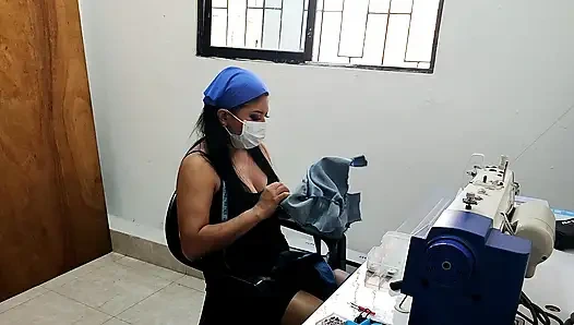 Mahalledeki terziyi sikiyor, sakso çekiyor