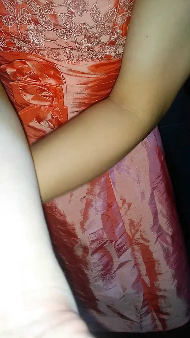 Crossdressing yapan ve cum giyen kız, sevimli saten pembe parti mini elbisesiyle