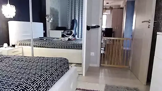 Bir ince kaltak okşayarak onu kedi ile bir yapay penis