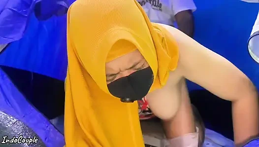 Istri muslim berhijab selingkuh sama kekasih rahasianya. Mereka berdua bercinta di dalam tenda kemping
