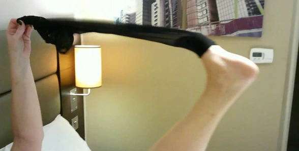 O askı klipslerini çözmek ve o çorapları çıkarmak