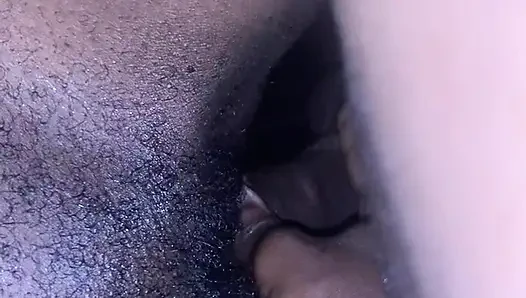 Seksi ateşli Afrikalı azgın genç kız emiyor, sulu amcığı sert yarağa sürtüyor ve bakış açısıyla sikişiyor