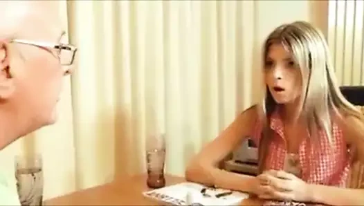 yaşlı ve genç kız