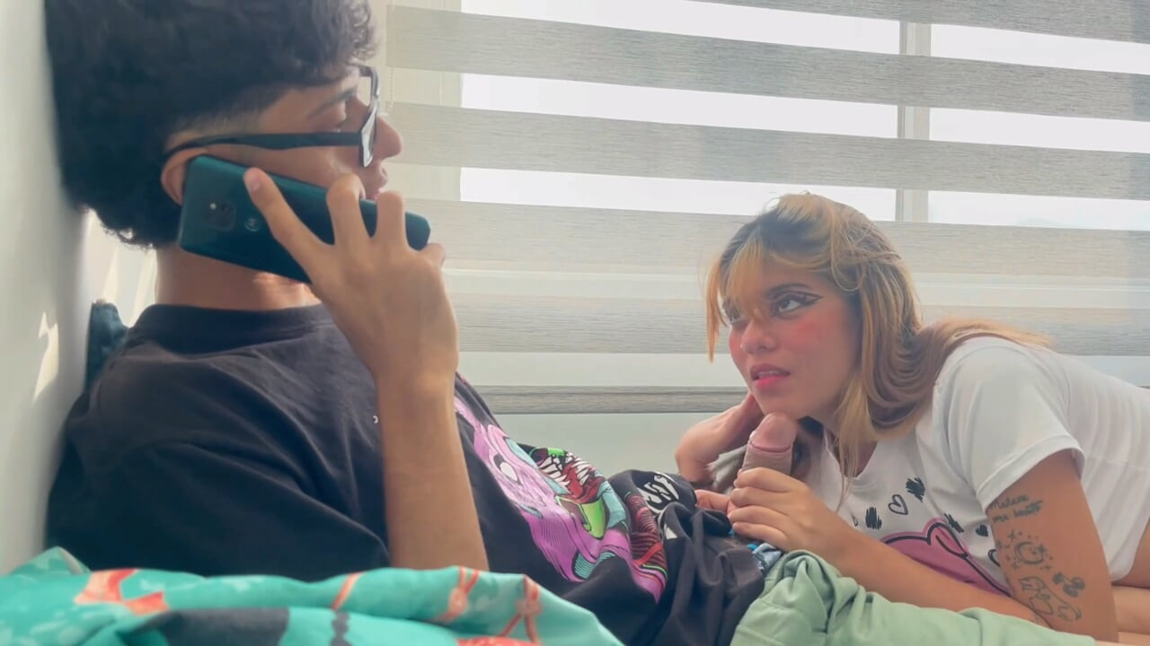 Kız arkadaşının gavatıyla telefonda konuşurken üvey erkek kardeşimi sikiyorum