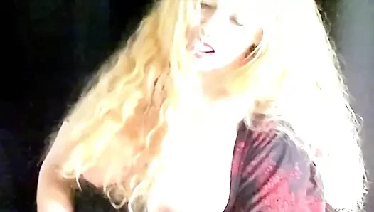 Bu Fransız hatun seansta amını nasıl parmaklatıyor izle
