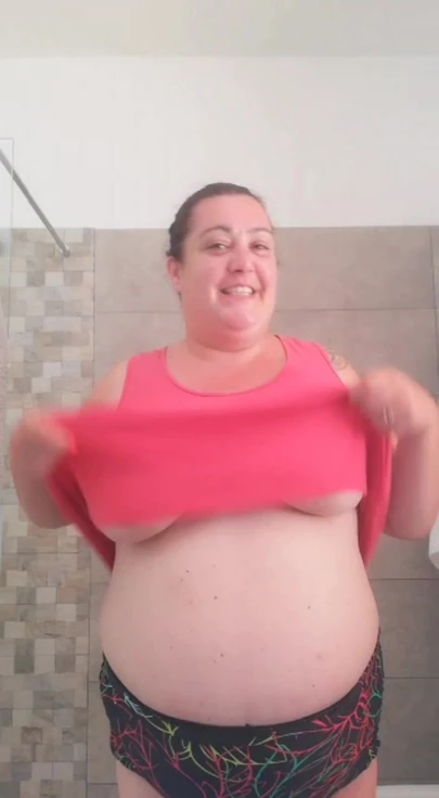 Толстушка-жена раздевается