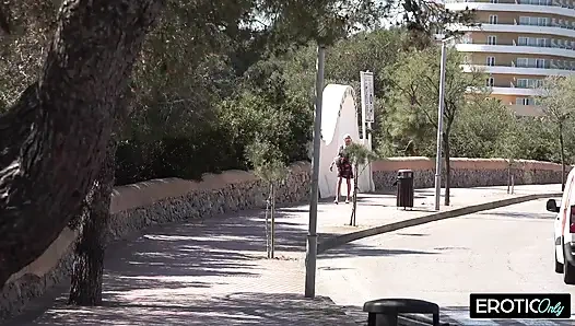 Spontane Seks Yol Kenarı Aç MILF Her Şeyini Veriyor