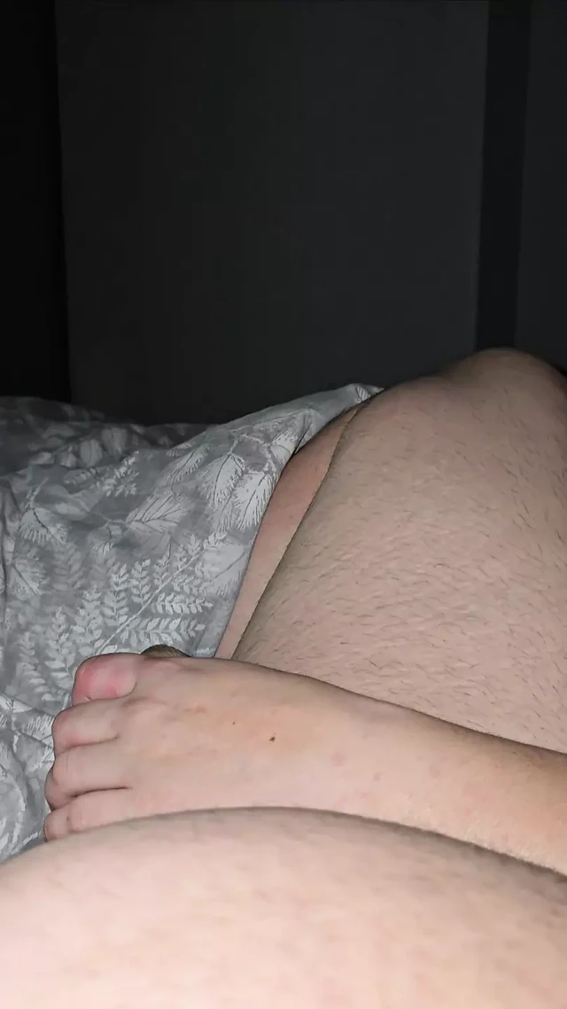 Büyük götlü üvey anne yatakta oturuyor ve üvey oğluna yarakla mastürbasyon yapıyor