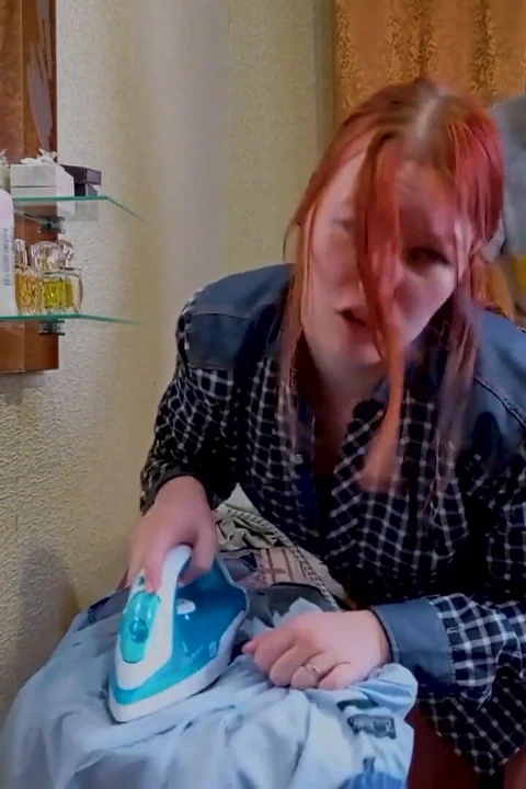 Kötü ütülenmiş bir gömlek için sert sikiliyor ve dölleniyor