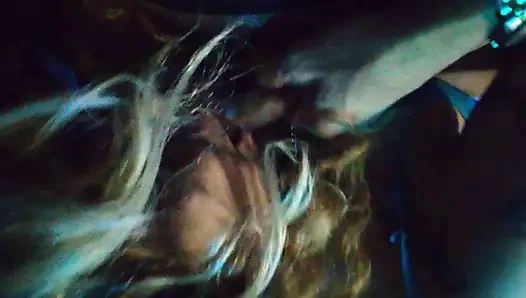 Edepsiz sürtük ateşli evli kadın Elsa iki yarağı birden alıyor