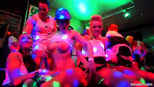 Sıcak güzellikler becerdin içinde kamu at seks parti