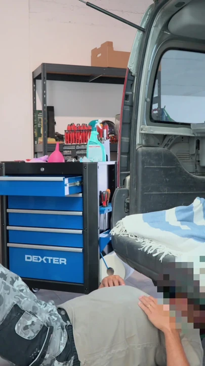 429 orta yaşlı seksi kadın anal lavman yumruk sokuyor