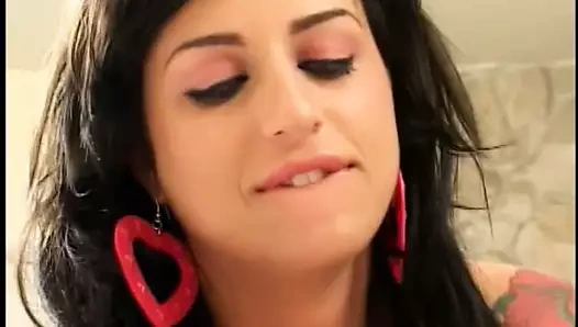 İnanılmaz güzel kuzgun yatakta rammed alır