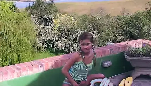 Genç sürtük ellie parmak ona kedi