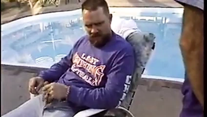 Yaşlı adam olgun puma'nın güçlü amını yalarken oduncu kıçını sikiyor