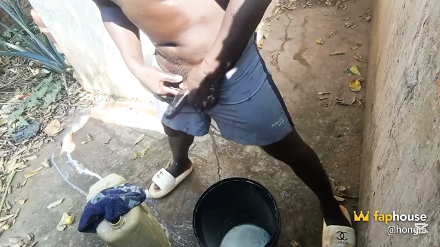 Afrikalı adam komşusunda açık havada banyolarda saklanıyor ve sonra büyük boşalmaları serbest bırakıyor