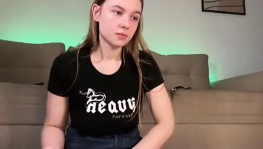 Jucielussie seksi elbisesiyle sıkı amcığını parmaklıyor