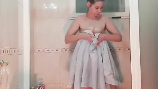 Kız arkadaş duşta