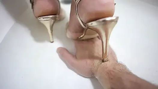 Ellerinde küvete bas