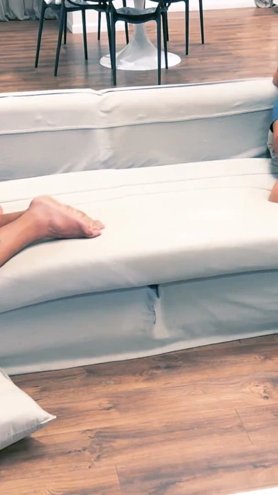 İki ateşli çift, büyük götlü iki seksi üniversiteli latin sikiliyor | Klip 2