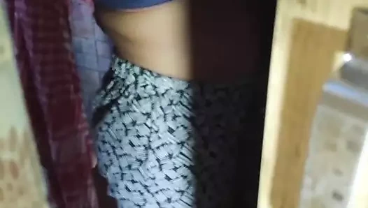 Kadın arkadaş grup çalışması için eve davet edildi