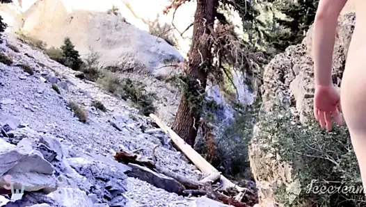 Seksi sıcak bebek boşalmak açık ve işemek