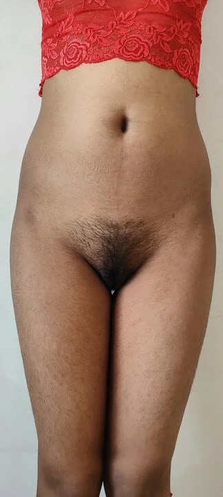 Ateşli Hintli desi kız amını parmaklıyor