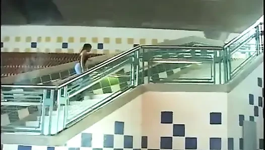 Zenci adam güzel bir zenci kızın kıllı amını yalıyor